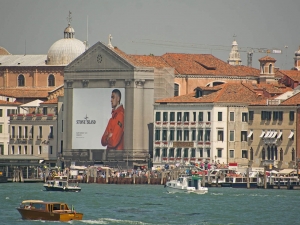 0010_giant-advertising-riva-degli-schiavoni-chiesa-della-pieta-venice_Stone-Island