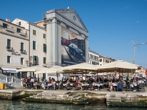 0013_giant-advertising-riva-degli-schiavoni-chiesa-della-pieta-venice_BMW