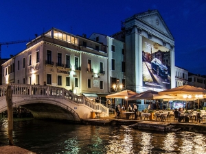 0014_giant-advertising-riva-degli-schiavoni-chiesa-della-pieta-venice_BMW