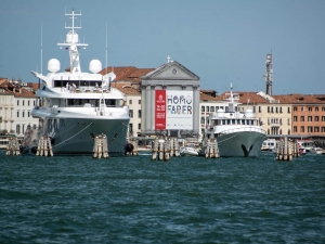 0020_giant-advertising-riva-degli-schiavoni-chiesa-della-pieta-venice_Homo-Faber