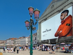 009_giant-advertising-riva-degli-schiavoni-chiesa-della-pieta-venice_Stone-Island