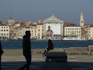 10_giant-advertising-riva-degli-schiavoni-chiesa-della-pieta-venice_balenciaga