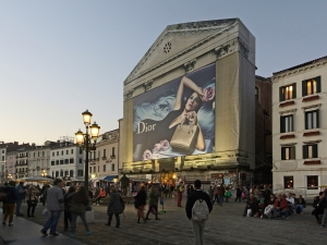 49_giant-advertising-riva-degli-schiavoni-chiesa-della-pieta-venice_dior