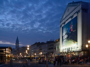 66_giant-advertising-riva-degli-schiavoni-chiesa-della-pieta-venice_asics