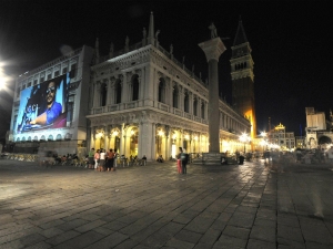 08_giant-advertising-zecca-palace-venice_gucci