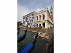 10_giant-advertising-zecca-palace-venice_handm