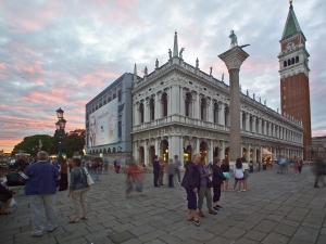 20_giant-advertising-zecca-palace-venice_jlc