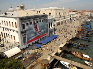 55_giant-advertising-zecca-palace-venice_prada